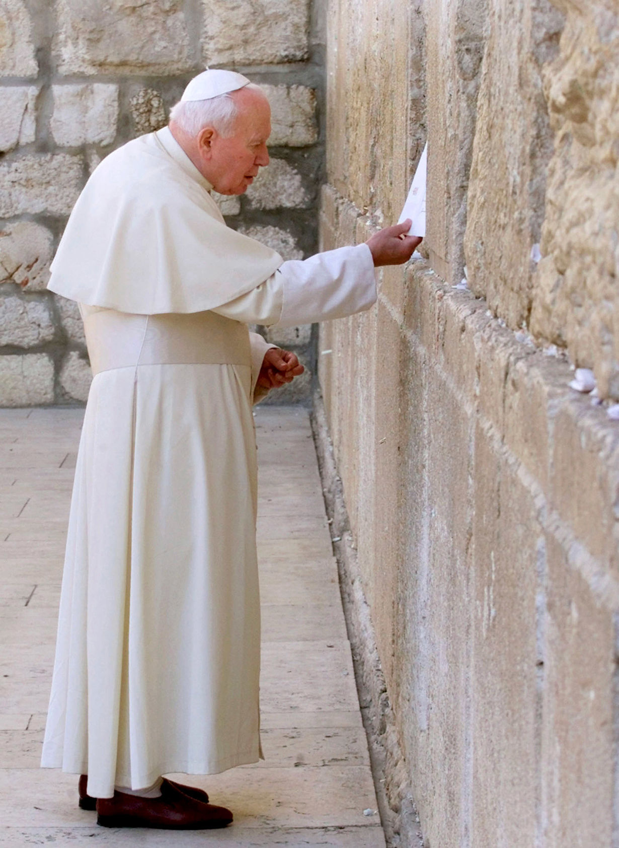 2000: Pope John Paul II at Western Wall